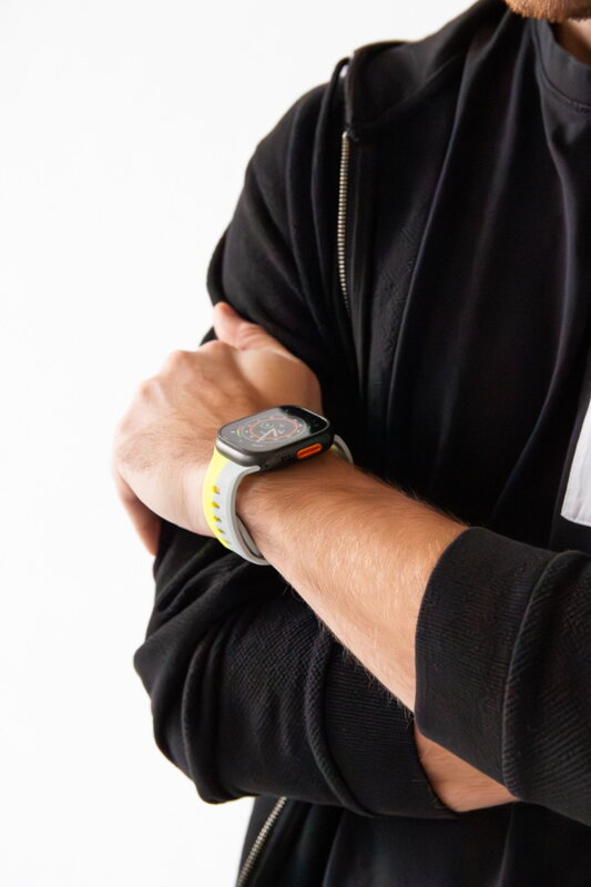 Cubenest Prémiový športový remienok na Apple Watch žlto-sivý
